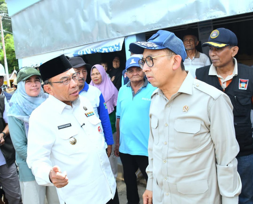 kunjungi-korban-bencana-di-batu-busuk,-menbud-fadli-zon-tegaskan-dukungan-pemerintah-untuk-pemulihan