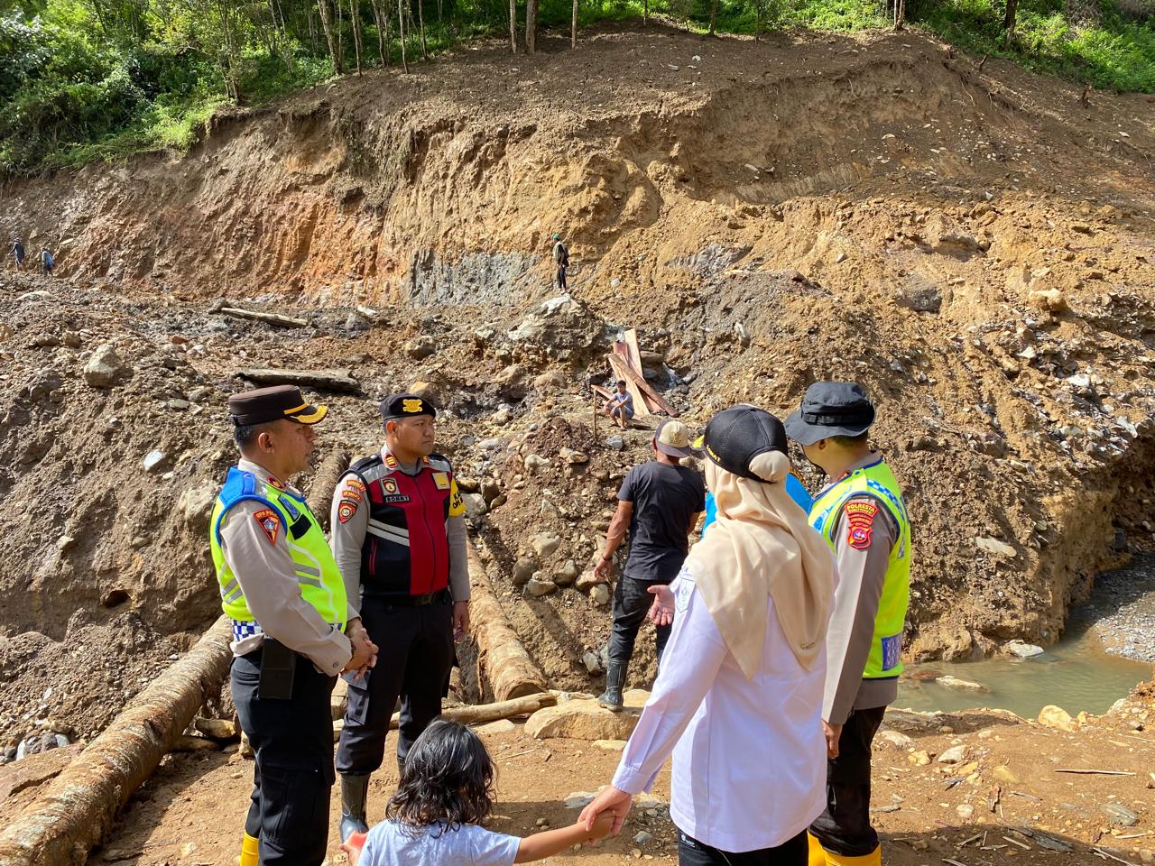 polresta-bukittinggi-cek-mata-air,-bangun-sumur-bor-malalak