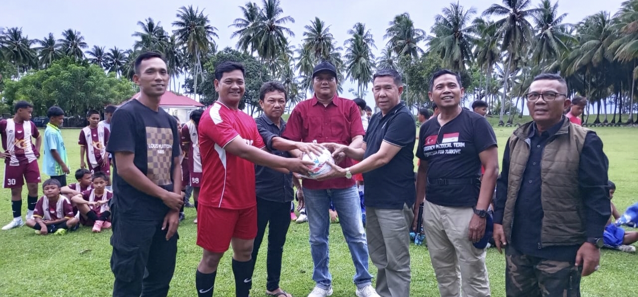 bbc-batangkapas-dan-kobar-fc-kambang-semakin-menyala,-dpp-pkps-dan-hkb-bantu-kostum-dan-bola
