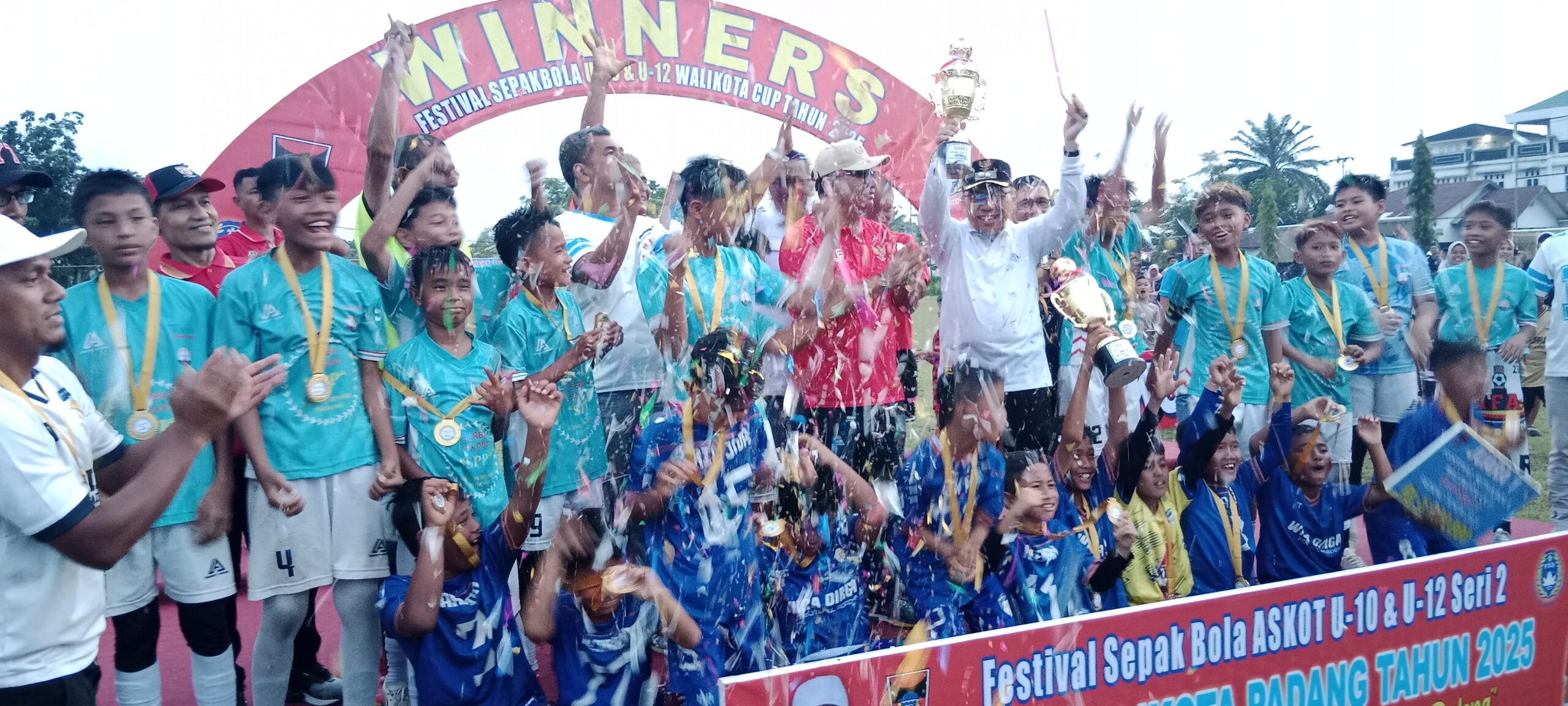 festival-sepakbola-u-10-dan-u-12-seri-ii-ditutup-wawako-padang,-ssb-wiradirga-dan-ifa-indarung-champion