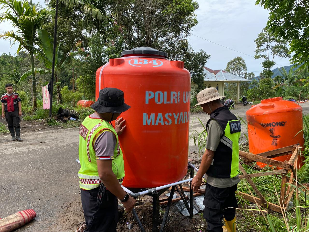 atasi-krisis-air-bersih,-polresta-bukittinggi-bantu-toren-air-ke-malalak