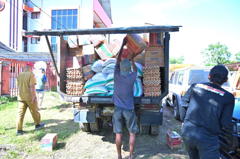 terima-bantuan-14.220-telur-dari-charoen-pokphand,-gubernur-mahyeldi-minta-segera-salurkan