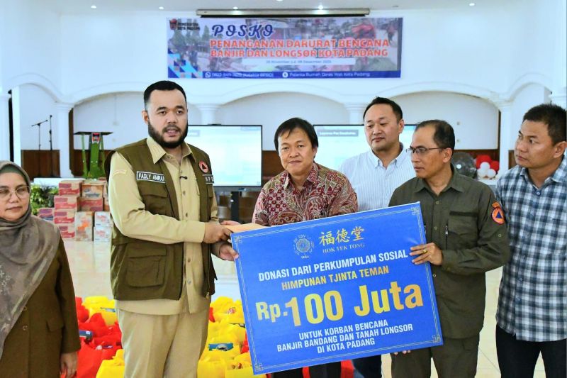 pemko-padang-terima-rp100-juta-dan-ratusan-kasur-untuk-percepatan-pemulihan-bencana