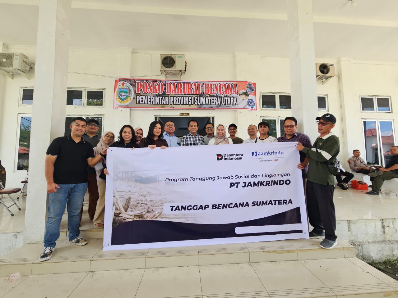 jamkrindo-salurkan-bantuan-tanggap-darurat-banjir-di-sumatera