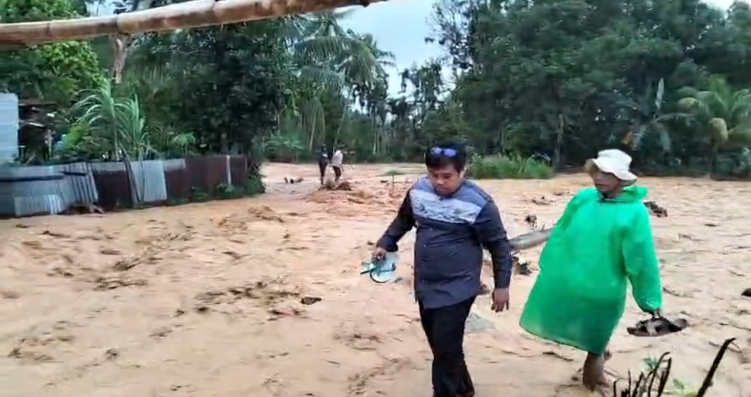 dampak-banjir-bandang-pasa-lalang,-satu-unit-rusak-berat,-sasar-17-kk-dan-79-jiwa