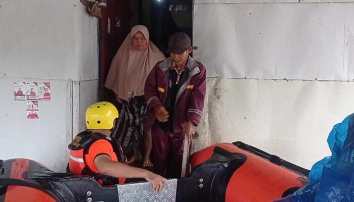 BPBD Padang Selamatkan Keluarga dari Banjir Dadok Tunggul Hitam, Evakuasi Tuntas!