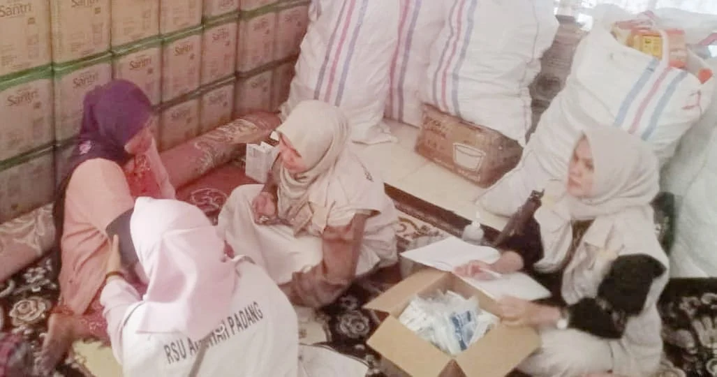 tim-medis-terjang-banjir,-obati-korban-banjir-solok