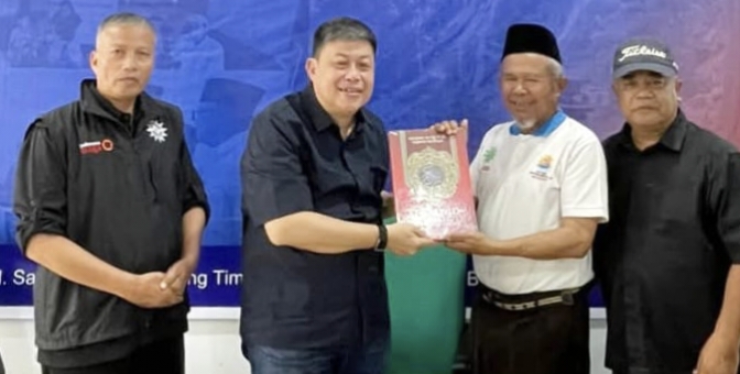 alex-indra-lukman-salurkan-bantuan-mushaf-al-quran-dari-tim-dokter-diaspora-dpp-pdip