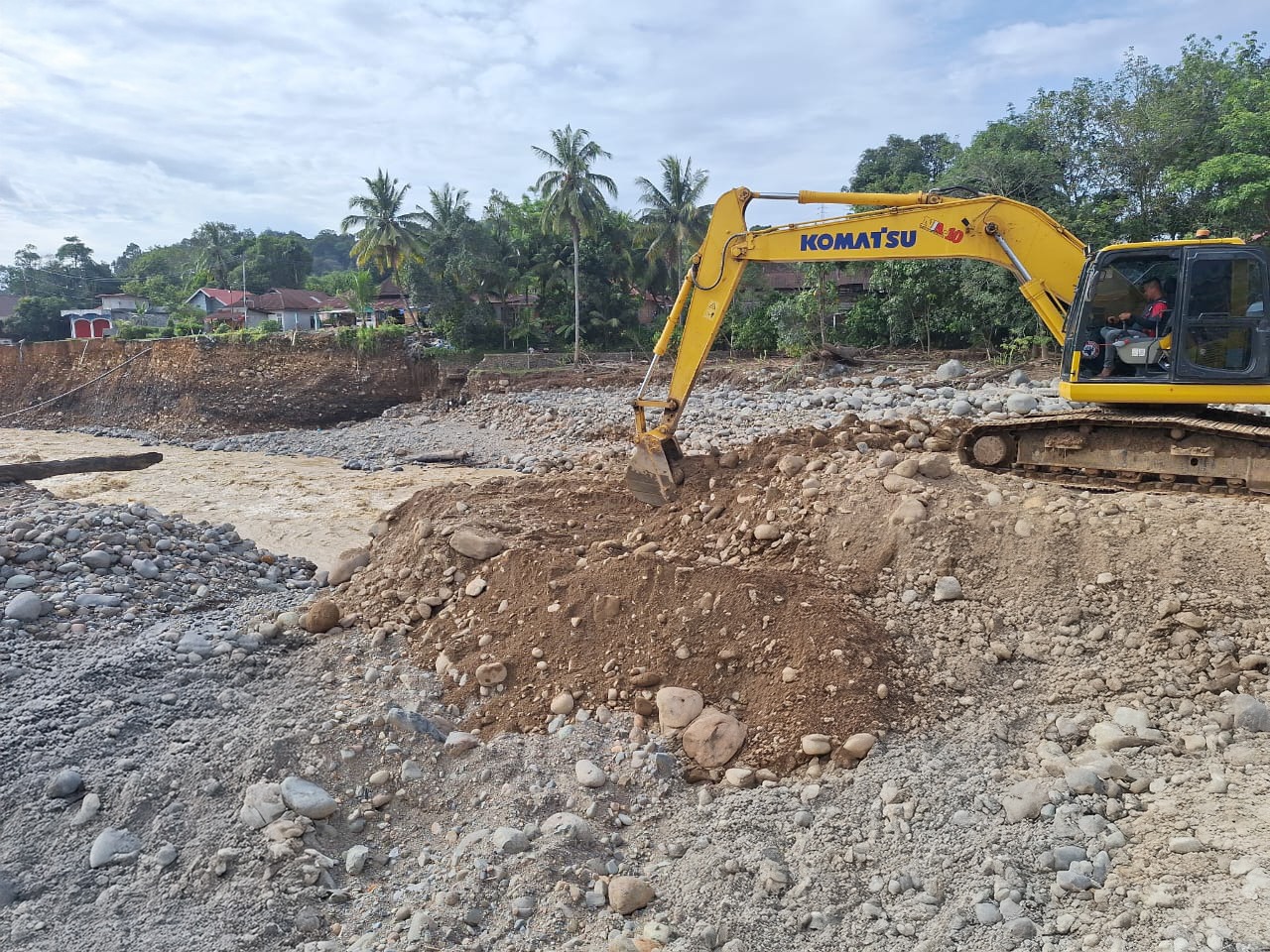 semen-padang-kerahkan-alat-berat,-normalisasi-sungai-batang-kuranji