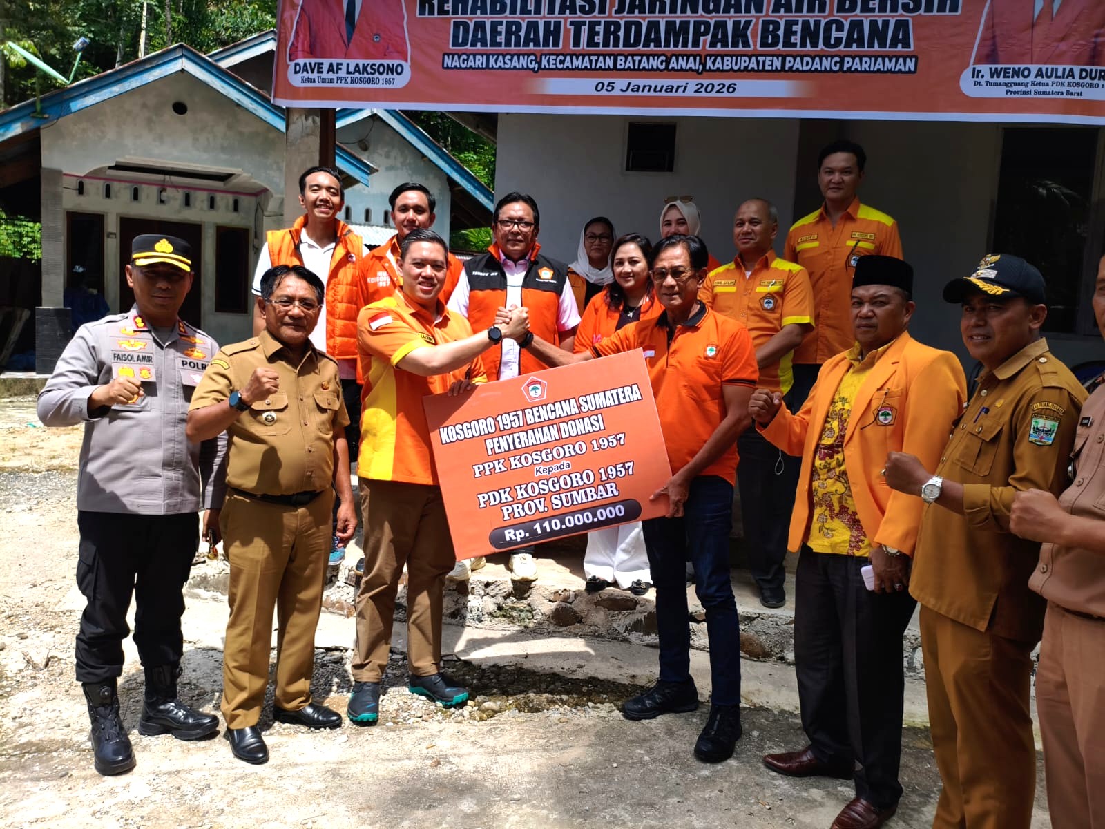 kosgoro-1957-salurkan-rp110-juta-untuk-korban-banjir-padang-pariaman