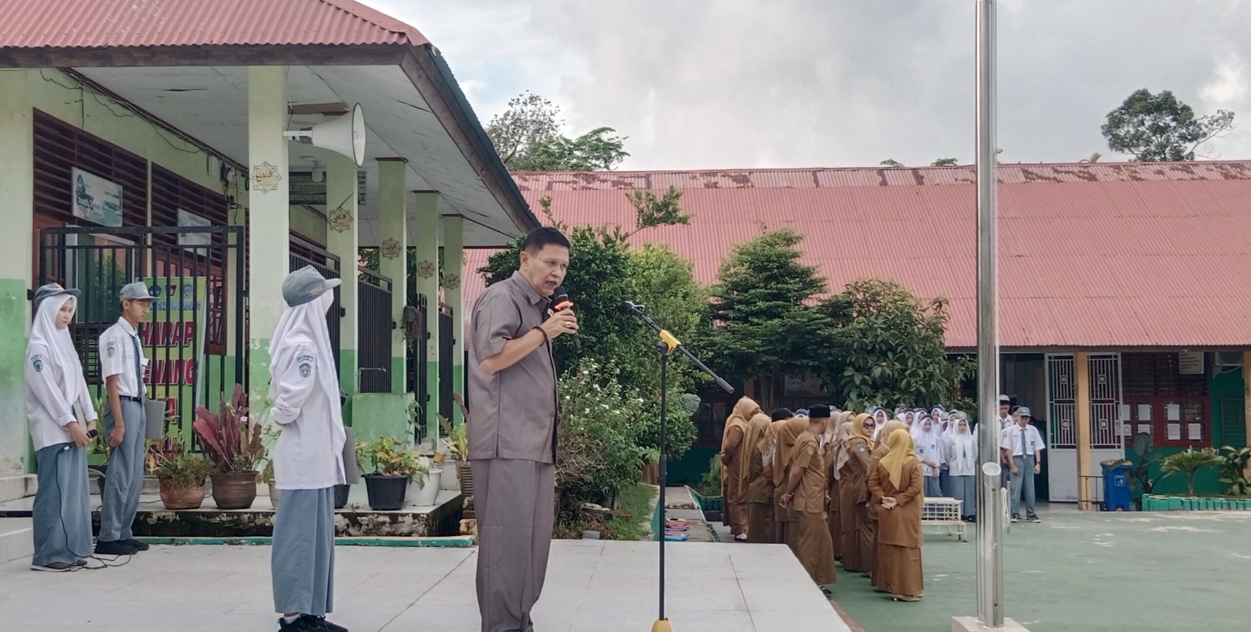 irwan-basyir-dt-rj-alam-jadi-pembina-upacara-bendera-sman-16-padang