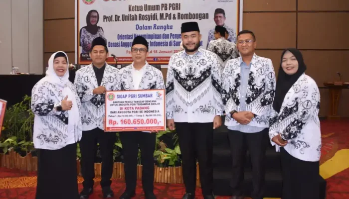 PGRI Salurkan Bantuan Rp160 Juta untuk Korban Bencana di Padang