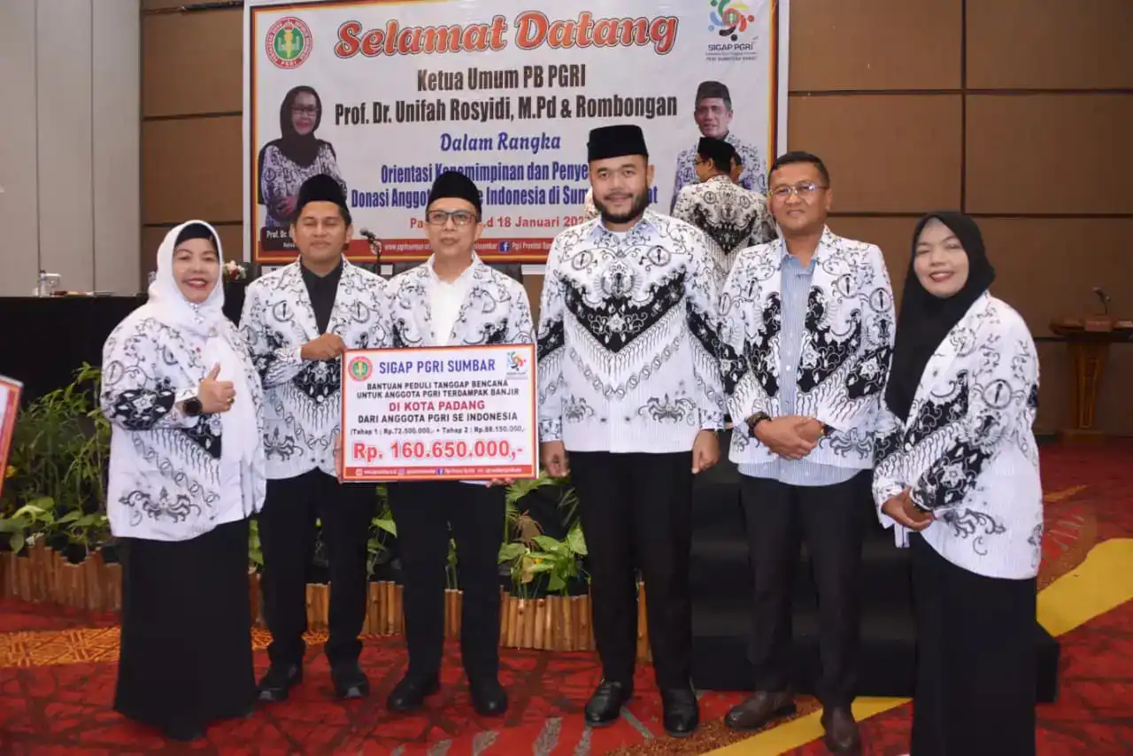 pgri-salurkan-bantuan-rp160-juta-untuk-korban-bencana-di-padang