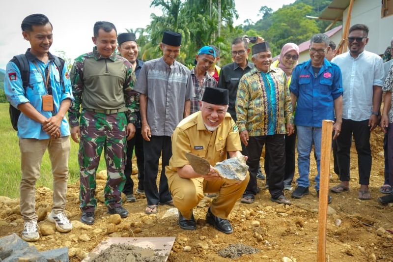 gubernur-beri-apresiasi,-warga-kampung-talang-goro-bangun-huntara-dan-surau
