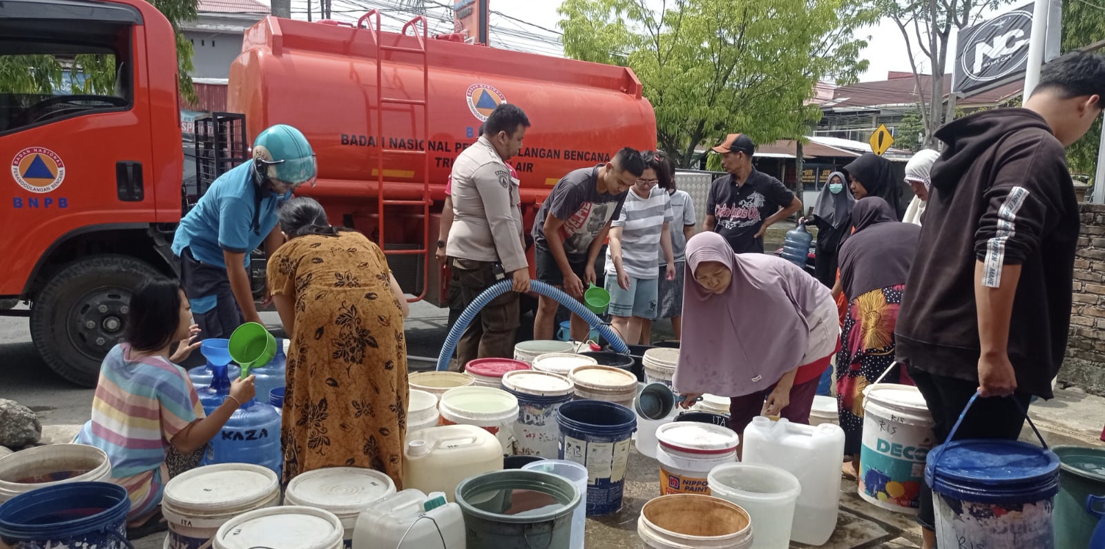 bpbd-padang-salurkan-lebih-kurang-1-juta-liter-air-bersih-untuk-warga-terdampak-banjir-bandang