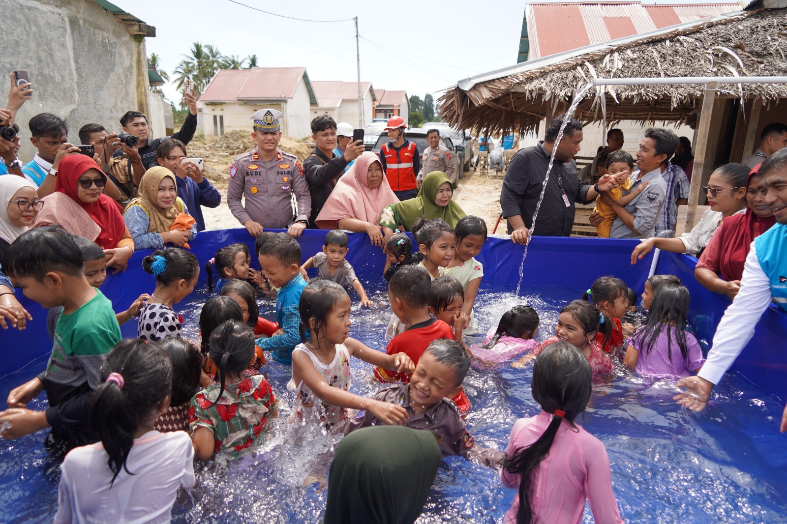 sinergi-pln-polda-sumbar-wujudkan-akses-air-bersih-berkelanjutan-di-padang-pariaman