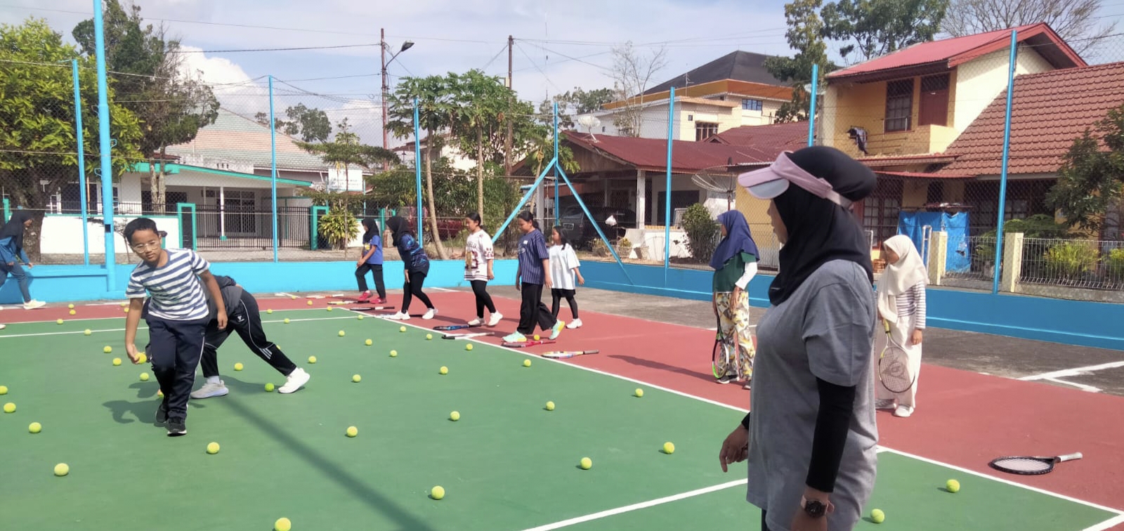 pelti-pengkot-bukittinggi-apresiasi-latihan-bersama-petenis-junior
