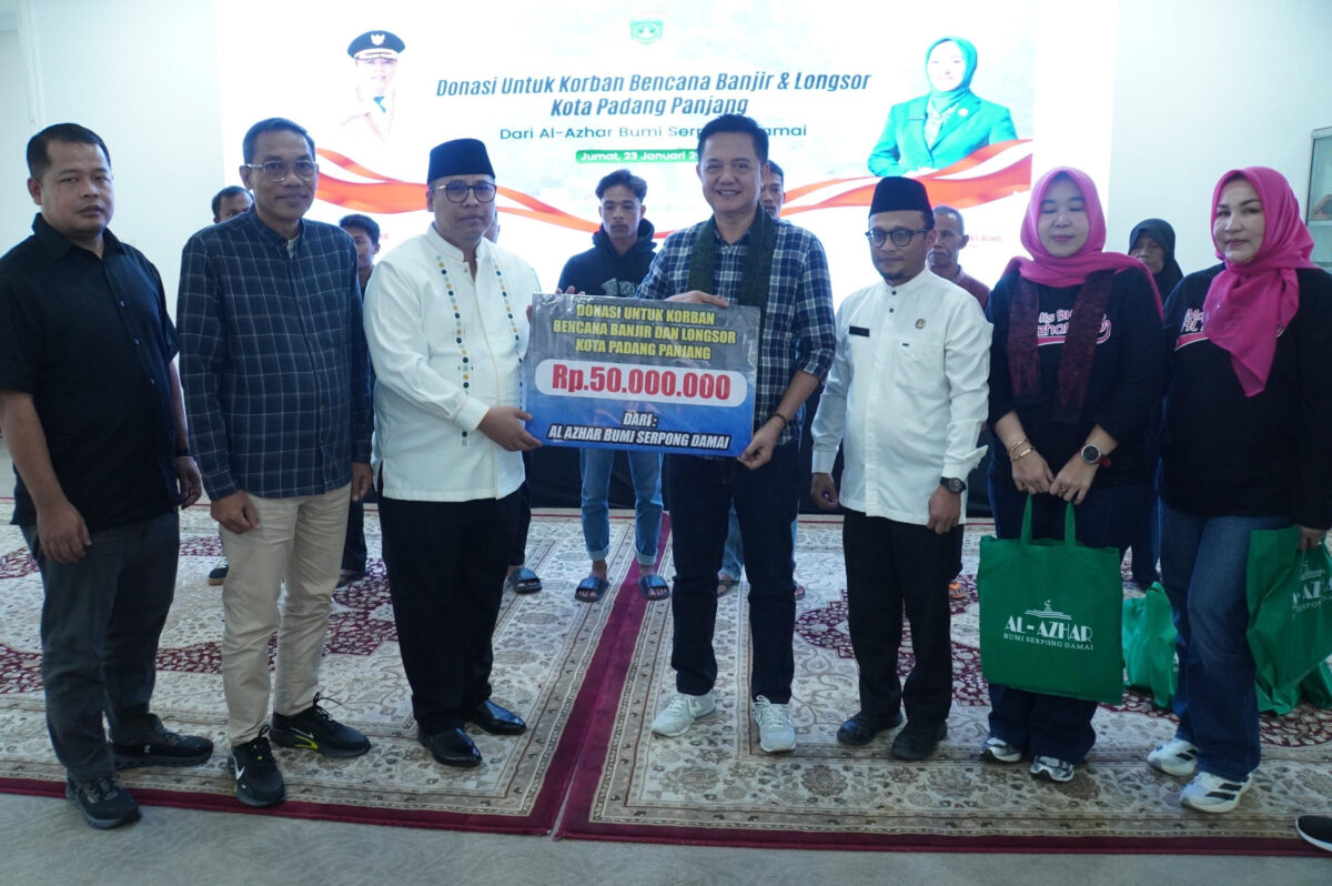 al-azhar-bsd-ulurkan-bantuan,-korban-banjir-padang-panjang-tersenyum