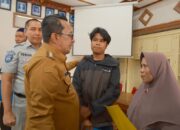 Bupati Tanah Datar Serahkan Santunan Jasa Raharja Korban Kecelakaan Panyalaian