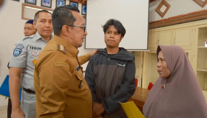 Bupati Tanah Datar Serahkan Santunan Jasa Raharja Korban Kecelakaan Panyalaian