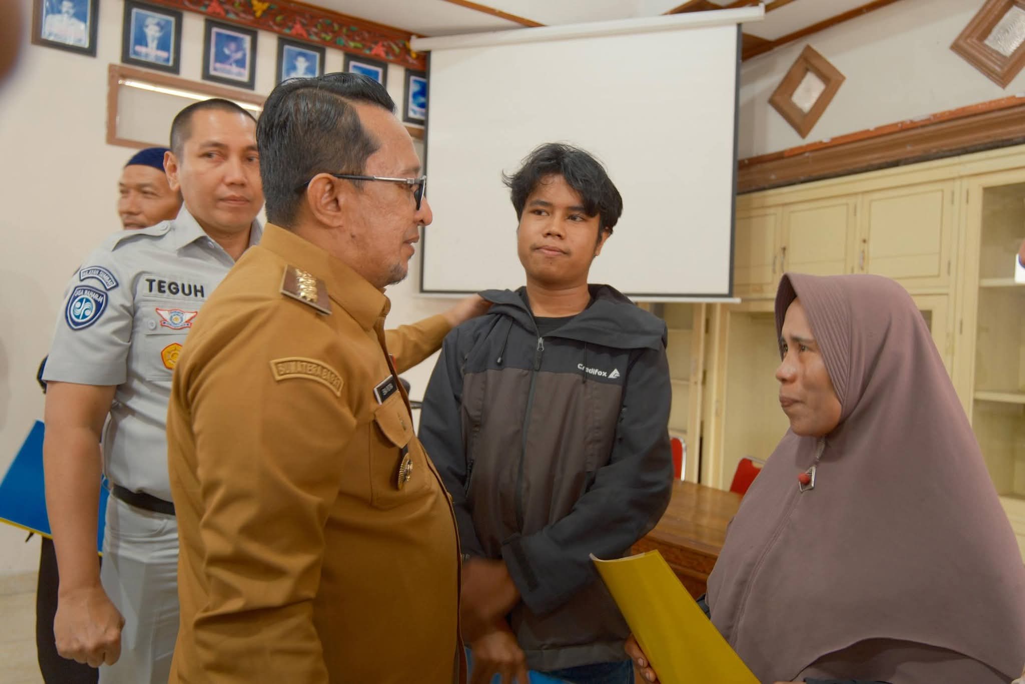 bupati-tanah-datar-serahkan-santunan-jasa-raharja-kepada-ahli-waris-korban-kecelakaan-panyalaian