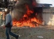 Gudang Rongsokan Padang Terbakar Hebat, Pekerja Alami Luka Bakar!
