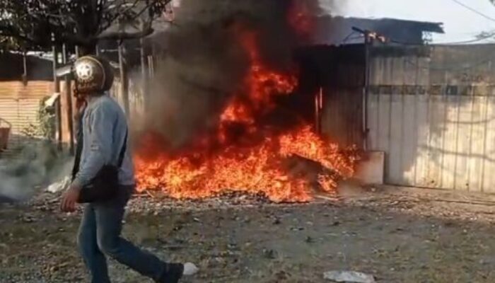 Gudang Rongsokan Padang Terbakar Hebat, Pekerja Alami Luka Bakar!