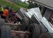 Truk Rem Blong Hantam Kendaraan, Dua Tewas Di Panyalaian