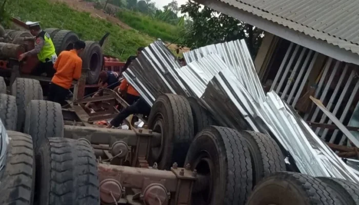 Truk Rem Blong Hantam Kendaraan, Dua Tewas Di Panyalaian