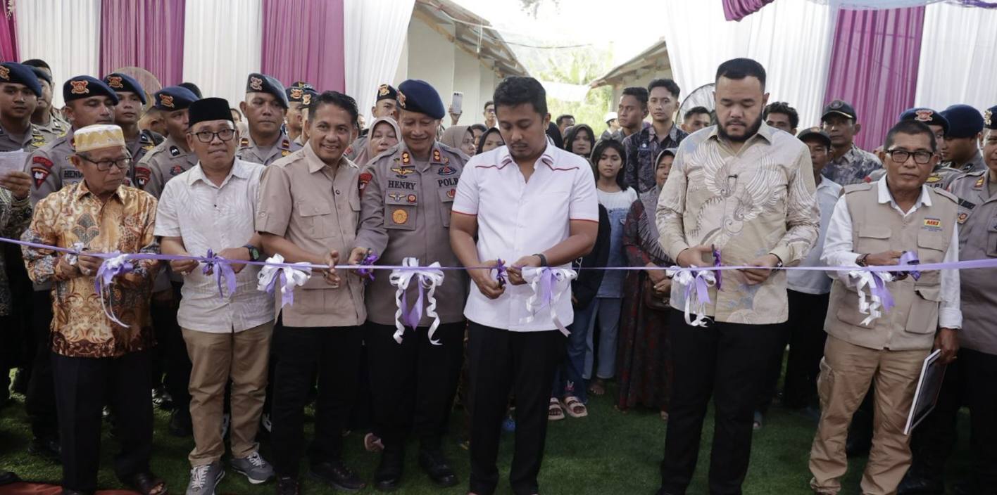 wagub-sumbar-dan-evi-yandri-serahkan-huntara-mandiri-ke-pemko-padang