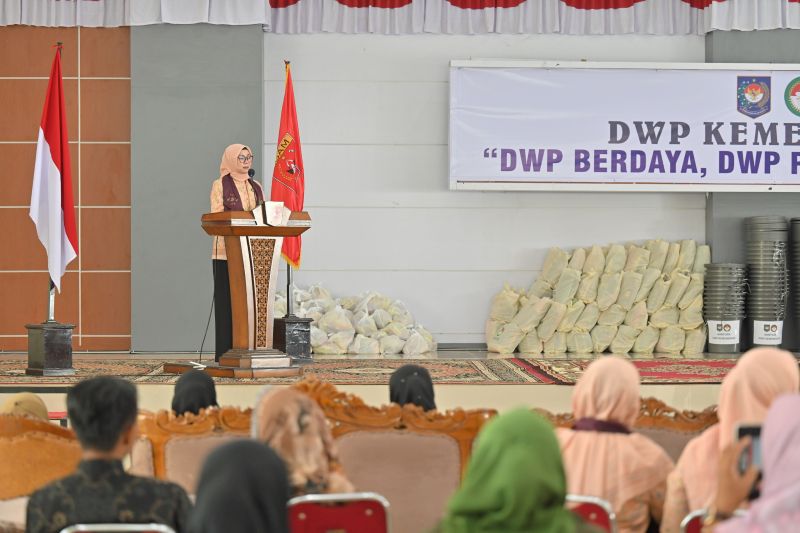 dwp-kemendagri-salurkan-66-paket-bantuan-dan-rp66-juta-untuk-asn-agam