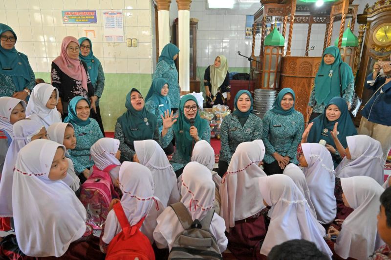 500-paket-bantuan-tp-pkk-pusat-disalurkan-ke-tiga-kecamatan-di-agam