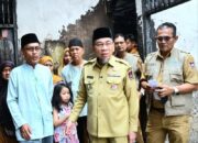 Wawako Padang Salurkan BSTT, Ringankan Beban Korban Kebakaran Jati Adabiah