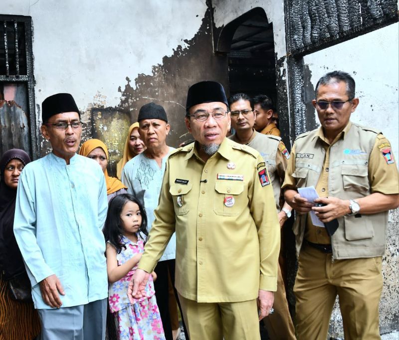 pemko-padang-serahkan-bstt-untuk-empat-kk-korban-kebakaran