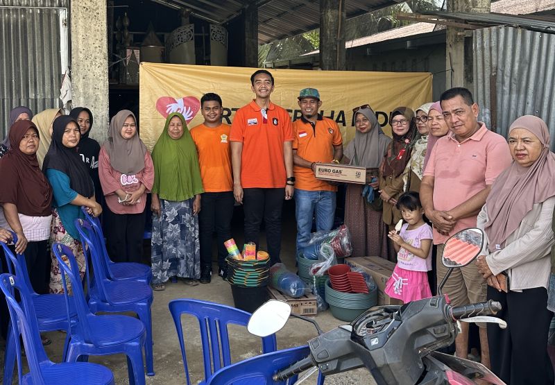 bm-kosgoro-1957-salurkan-bantuan-peralatan-dapur-untuk-korban-bencana-di-padang