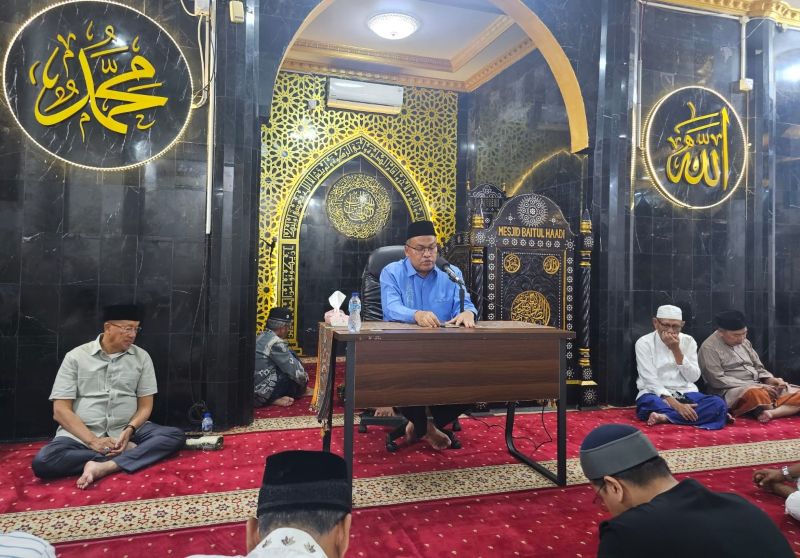 sekdaprov-sumbar-ajak-perkuat-disiplin-ibadah-saat-tarawih-perdana