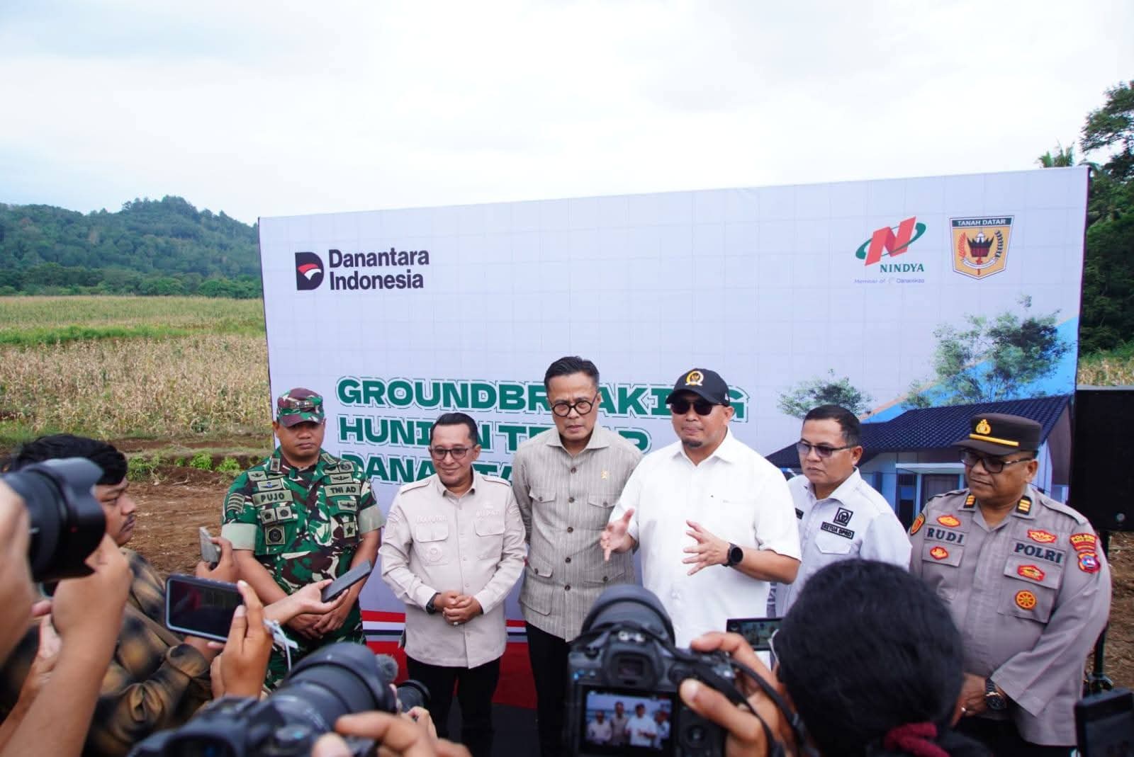 coo-danantara-dony-oskaria-resmikan-pembangunan-80-unit-huntap-di-tanah-datar
