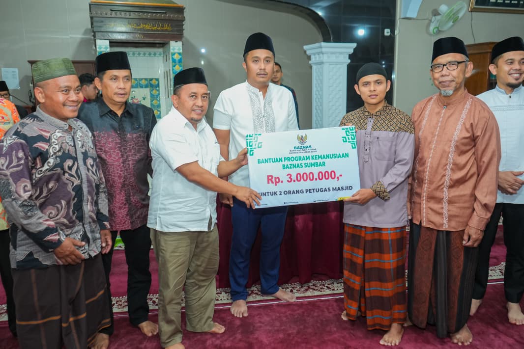 safari-ramadan,-vasko-ruseimy-serahkan-hibah-rp50-juta-untuk-masjid-raya-padang-japang