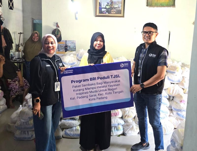 program-peduli,,-bri-padang-gandeng-yayasan-inspirasi-muda-salurkan-paket-sembako