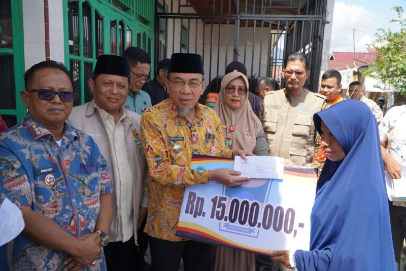 pemko-padang-serahkan-bantuan-sosial-bagi-korban-kebakaran-surau-gadang