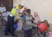 Ditlantas Polda Sumbar Tebar Kepedulian, Ratusan Takjil Dibagikan Saat Patroli Ramadan di Padang