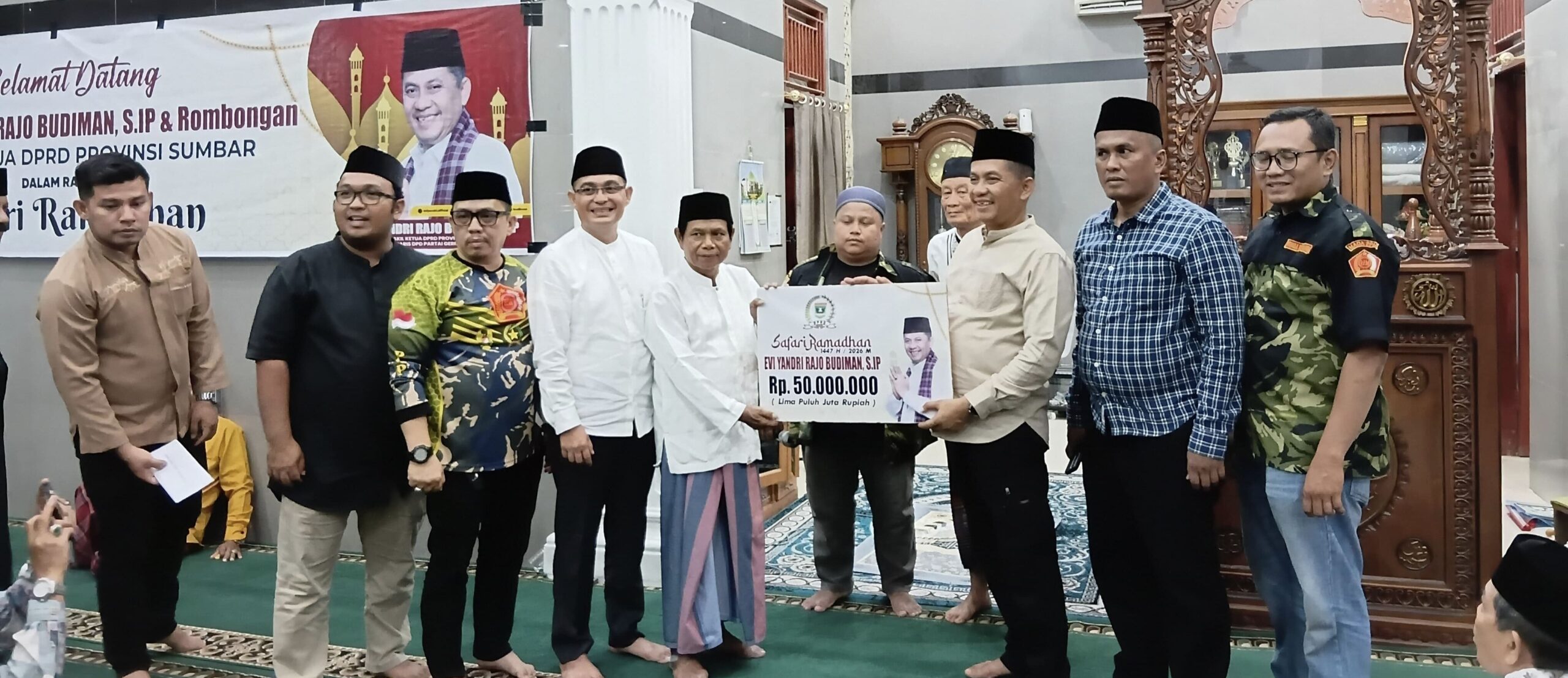 safari-ramadhan-,-wakil-ketua-dprd-sumbar-evi-yandri -bantu-masjid-al-munawarah-pagambiran