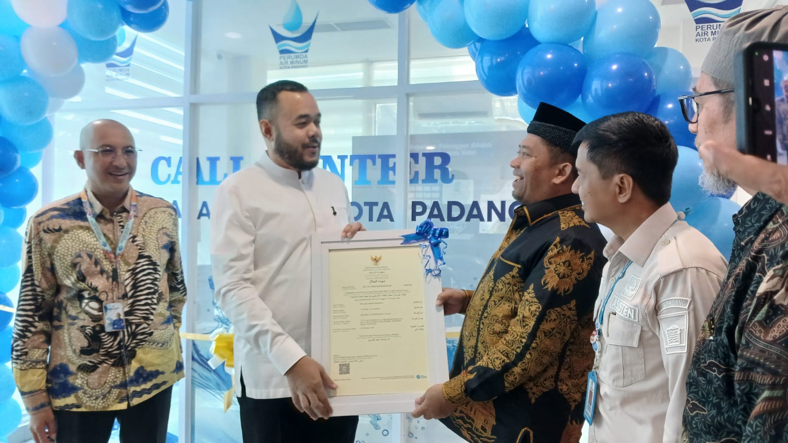 luncurkan-call-center-1500030,-perumda-am-padang-kantongi-sertifikat-halal-air-minum-pertama-di-sumatera