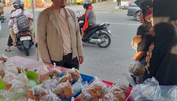 Rahmat Saleh Gerakkan #BerbagiTakjil: Sentuh Pedagang Kecil, Sebar Berkah Ramadan