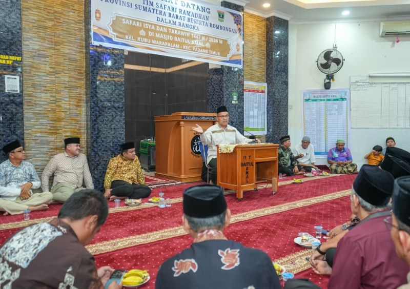 safari-ramadan-di-masjid-baitul-amal-padang,-arry-yuswandi:-penguatan-sdm-jadi-fokus-pembangunan-sumbar