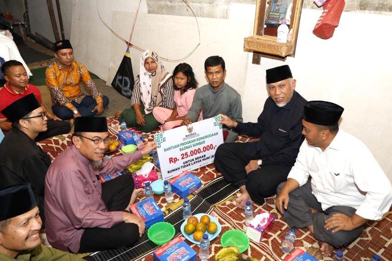 singgah-sahur-di-rumah-tak-layak-huni,-mahyeldi-salurkan-bantuan-bedah-rumah-untuk-warga-padang