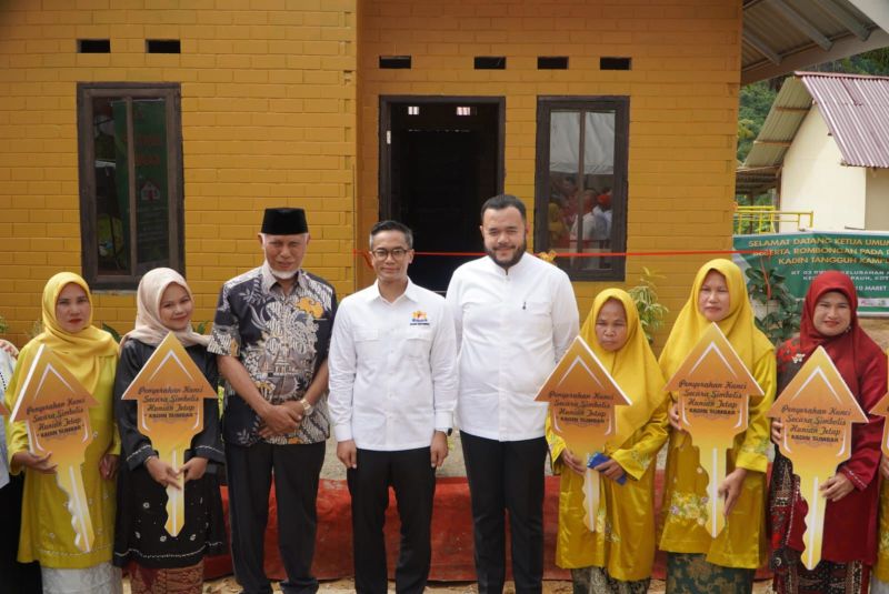 fadly-amran-resmikan-10-hunian-tetap-kampung-tangguh-kadin-di-batu-busuk