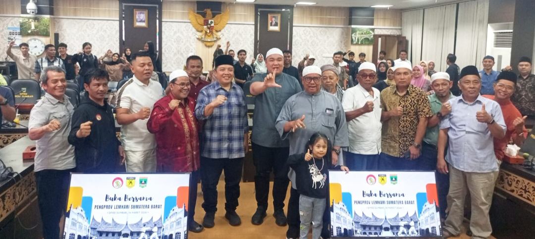 lemkari-sumbar-bukber-dan-serahkan-bonus-atlet-berprestasi-di-gedung-dprd-sumbar