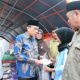 wawako-padang-maigus-nasir-serahkan-bantuan-rp500-ribu-untuk-warga-huntara-di-pauh