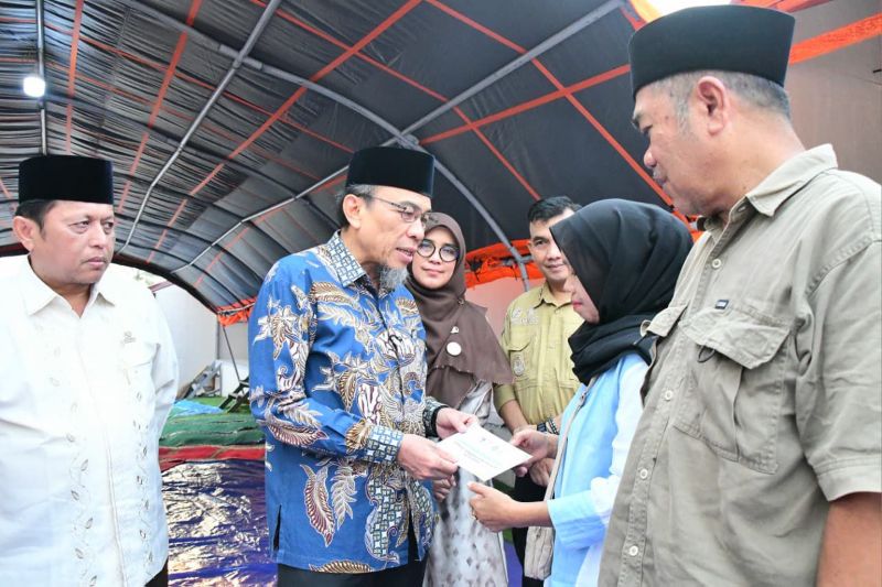 wawako-padang-maigus-nasir-serahkan-bantuan-rp500-ribu-untuk-warga-huntara-di-pauh